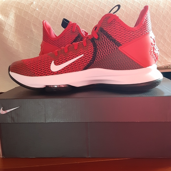 Lebron Witness IV basketball shoes main image 12
